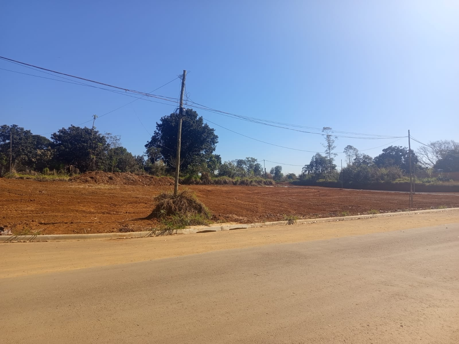 Avenida interna asfaltada