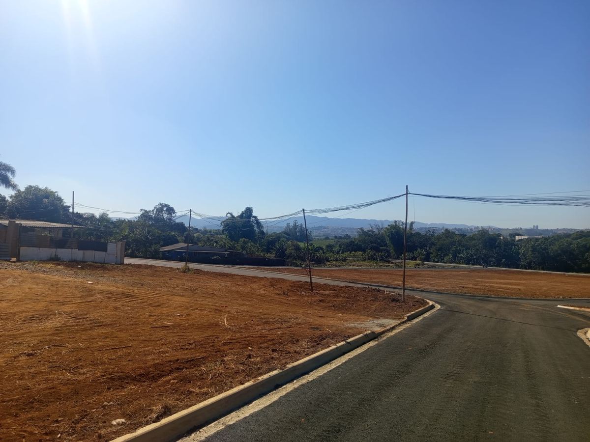 Vista panorâmica com cidade ao fundo